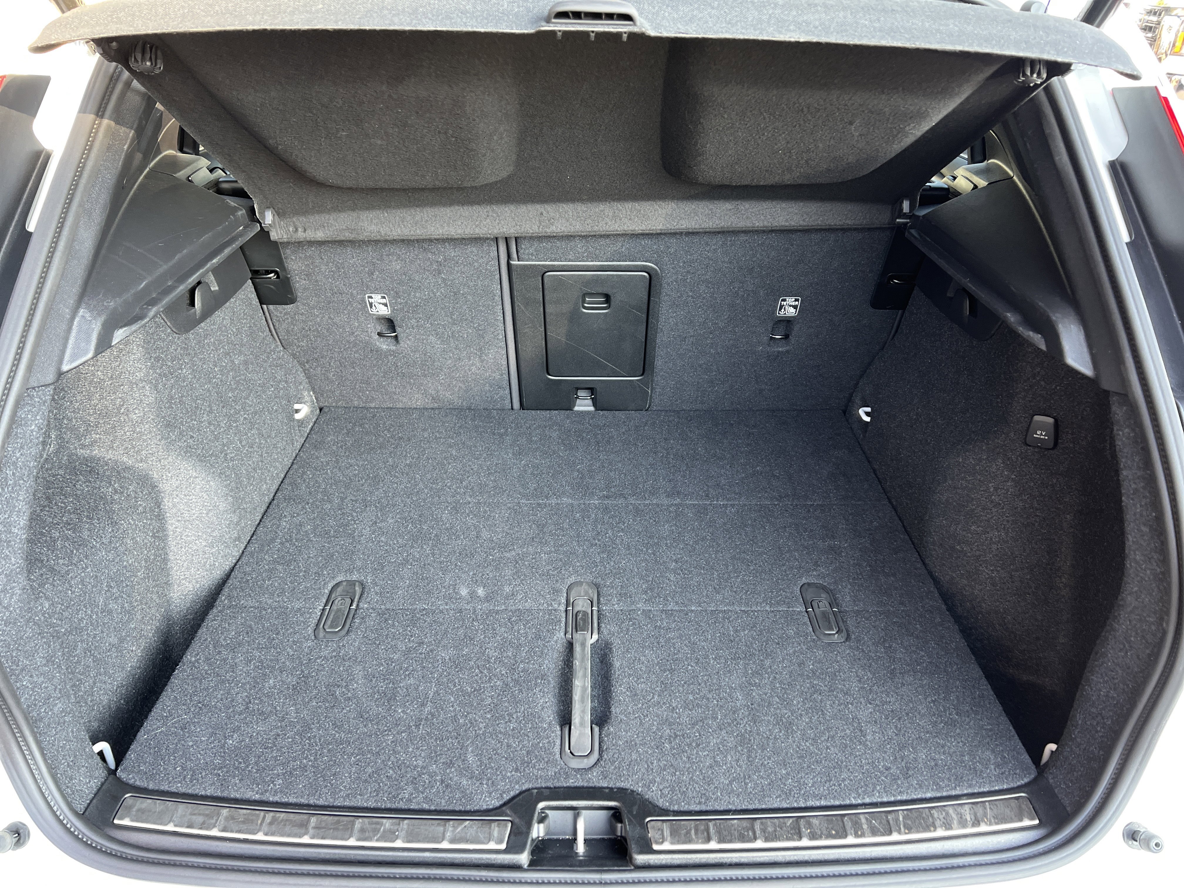 Used 2025 Volvo XC40 B5 Plus image 32