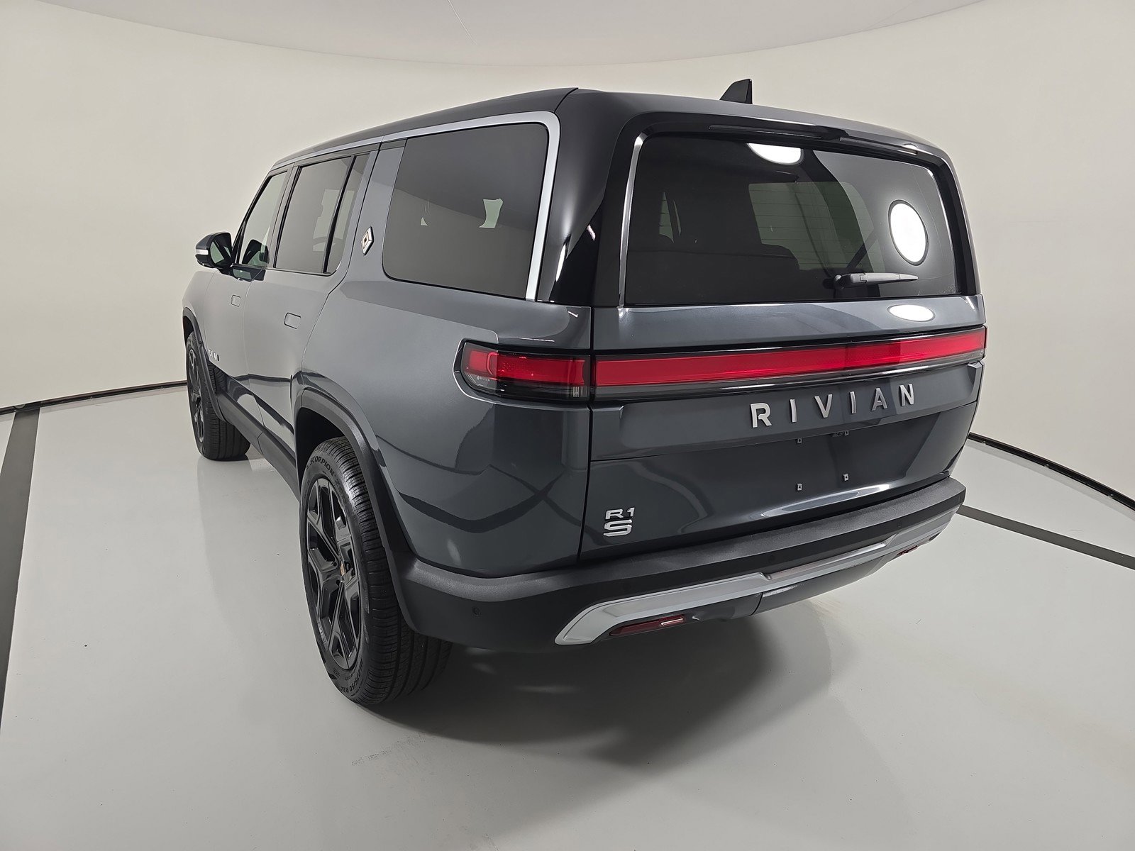 Used 2023 Rivian R1S Adventure image 3