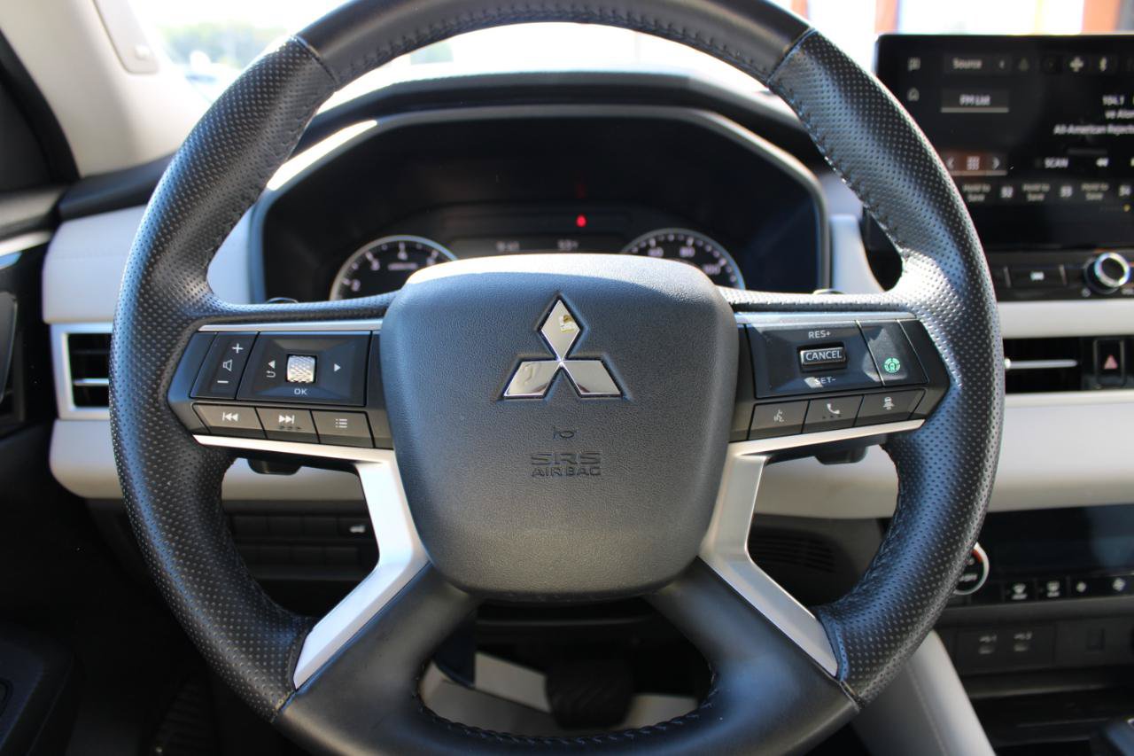 Used 2025 Mitsubishi Outlander SE FWD image 19