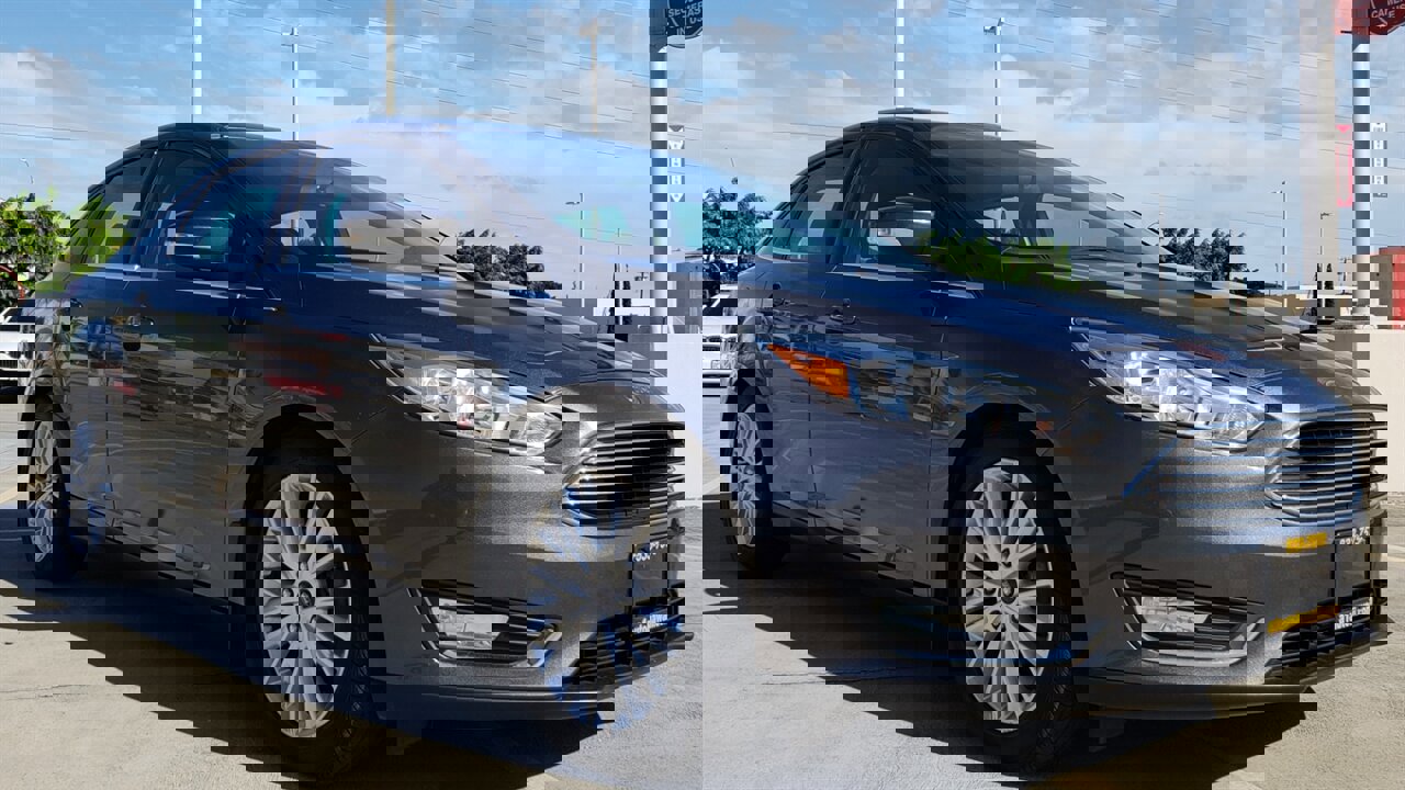 Used 2016 Ford Focus Titanium w/ Exterior Protection Package FWD image 4