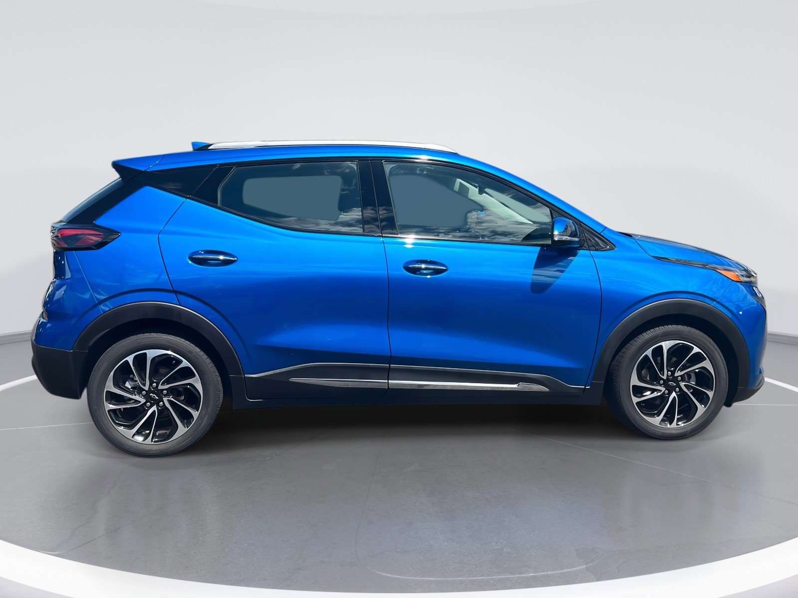 Certified 2022 Chevrolet Bolt EUV Premier w/ Sun & Sound Package image 11