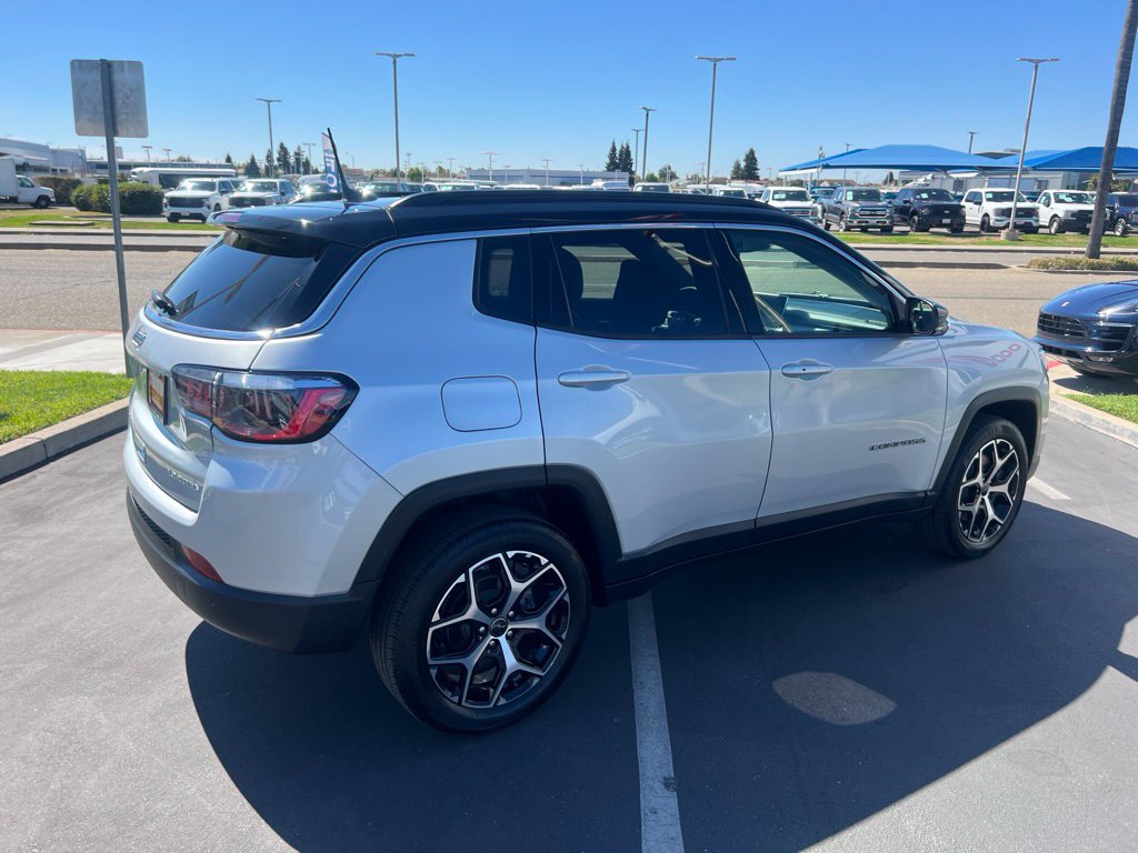 Used 2025 Jeep Compass Limited AWD/4WD image 13