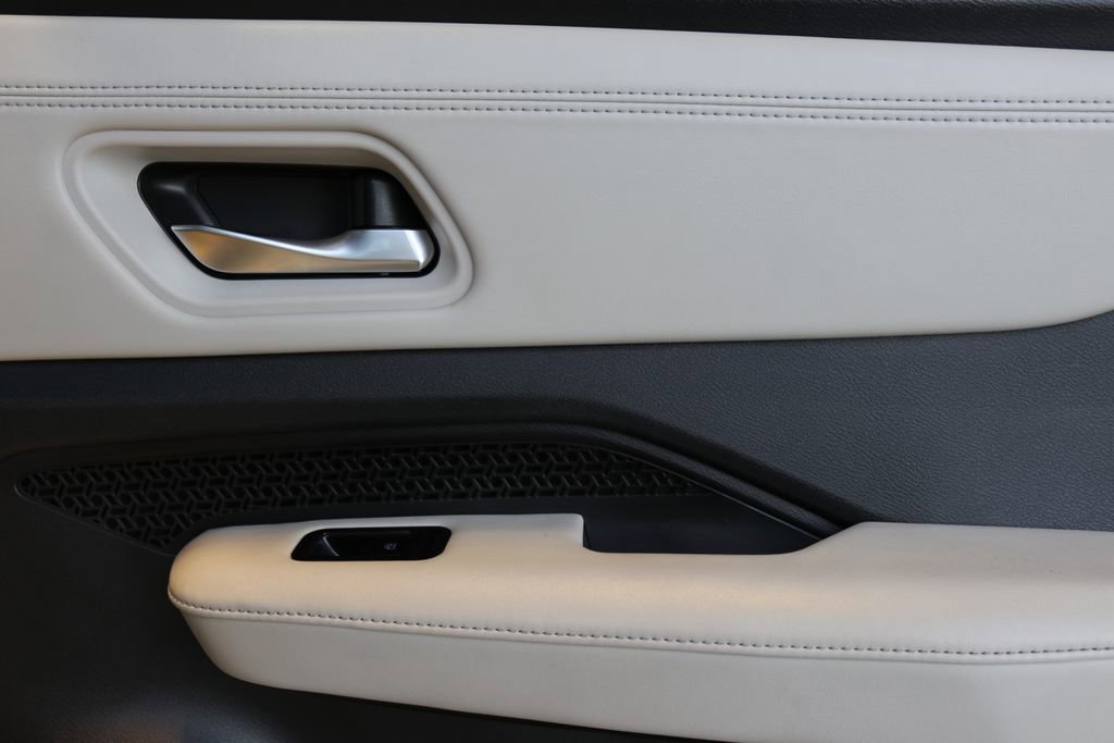 Used 2023 Nissan Ariya AWD image 32