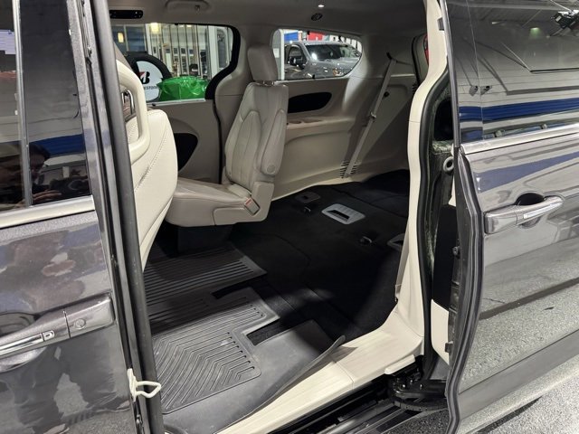 Used 2021 Chrysler Pacifica Touring-L image 8