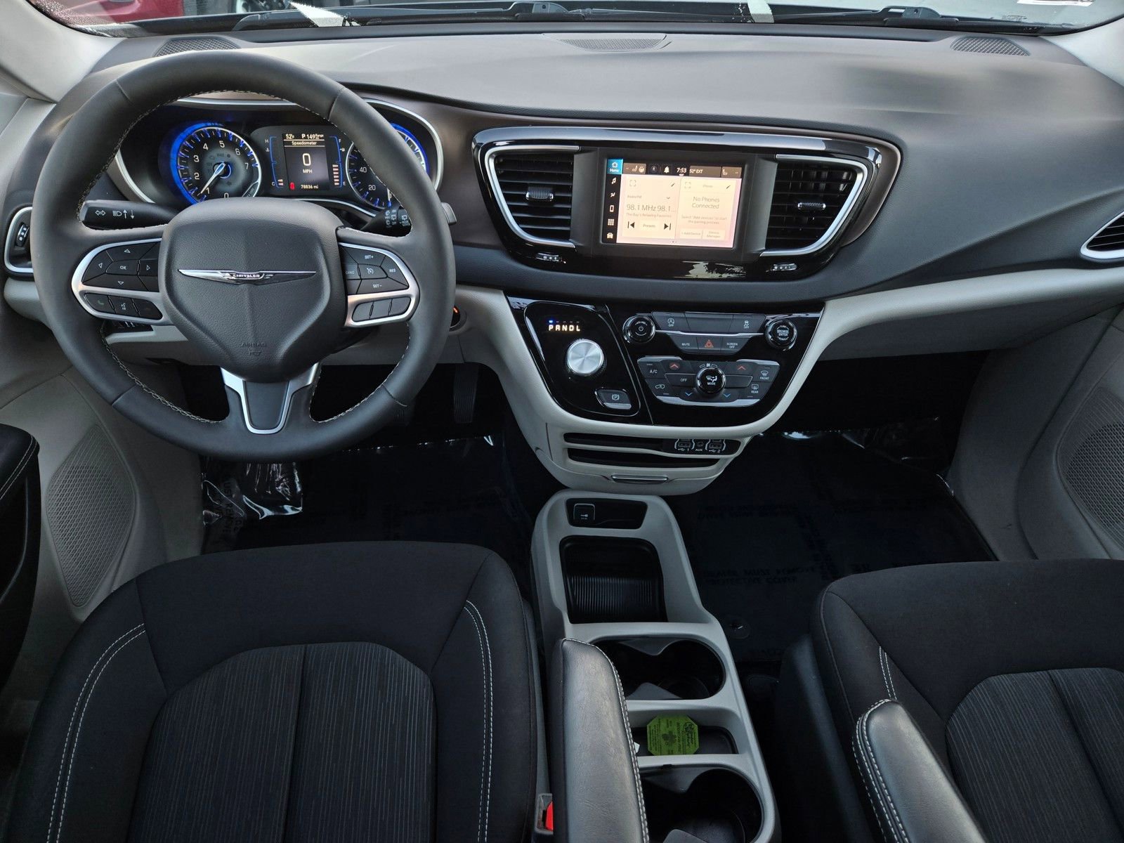 Used 2023 Chrysler Voyager LX image 14