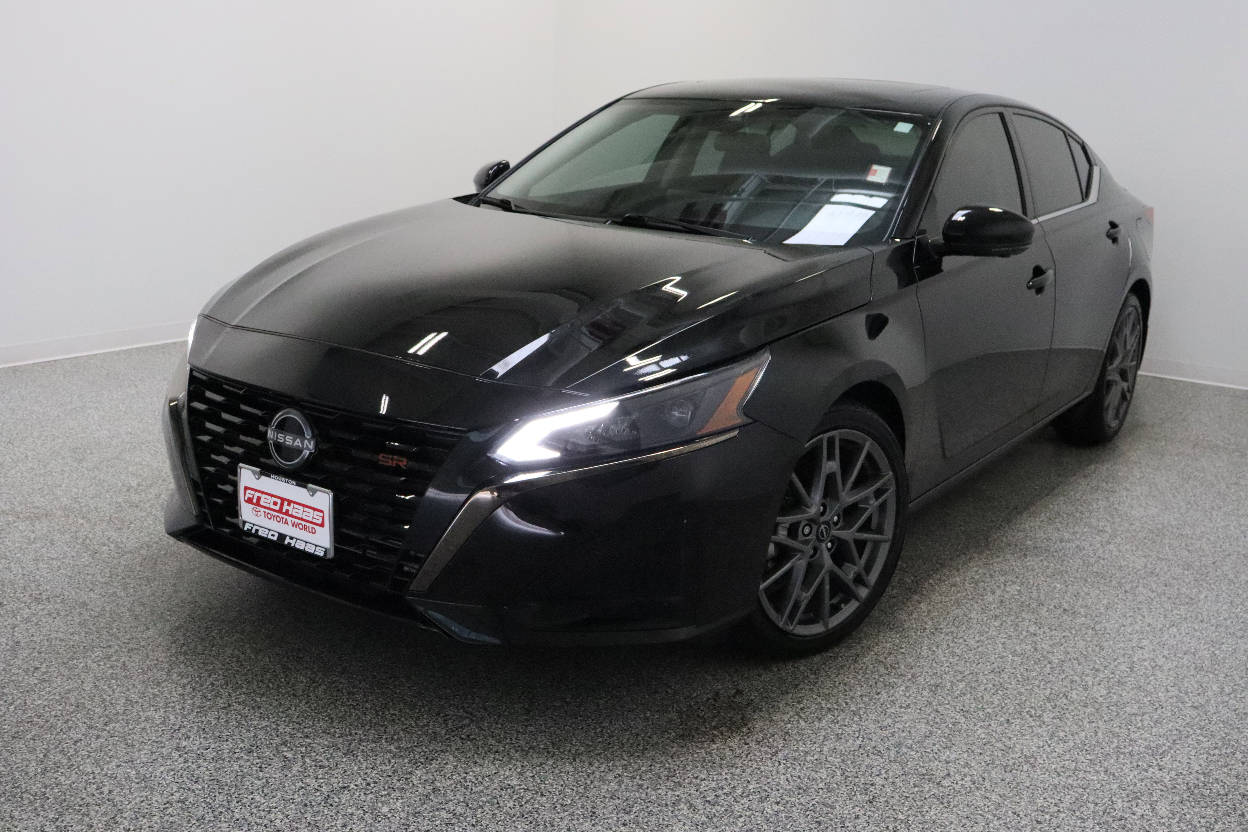 Used 2024 Nissan Altima 2.0 SR image 2