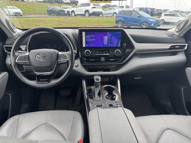Used 2023 Toyota Highlander Limited image 17