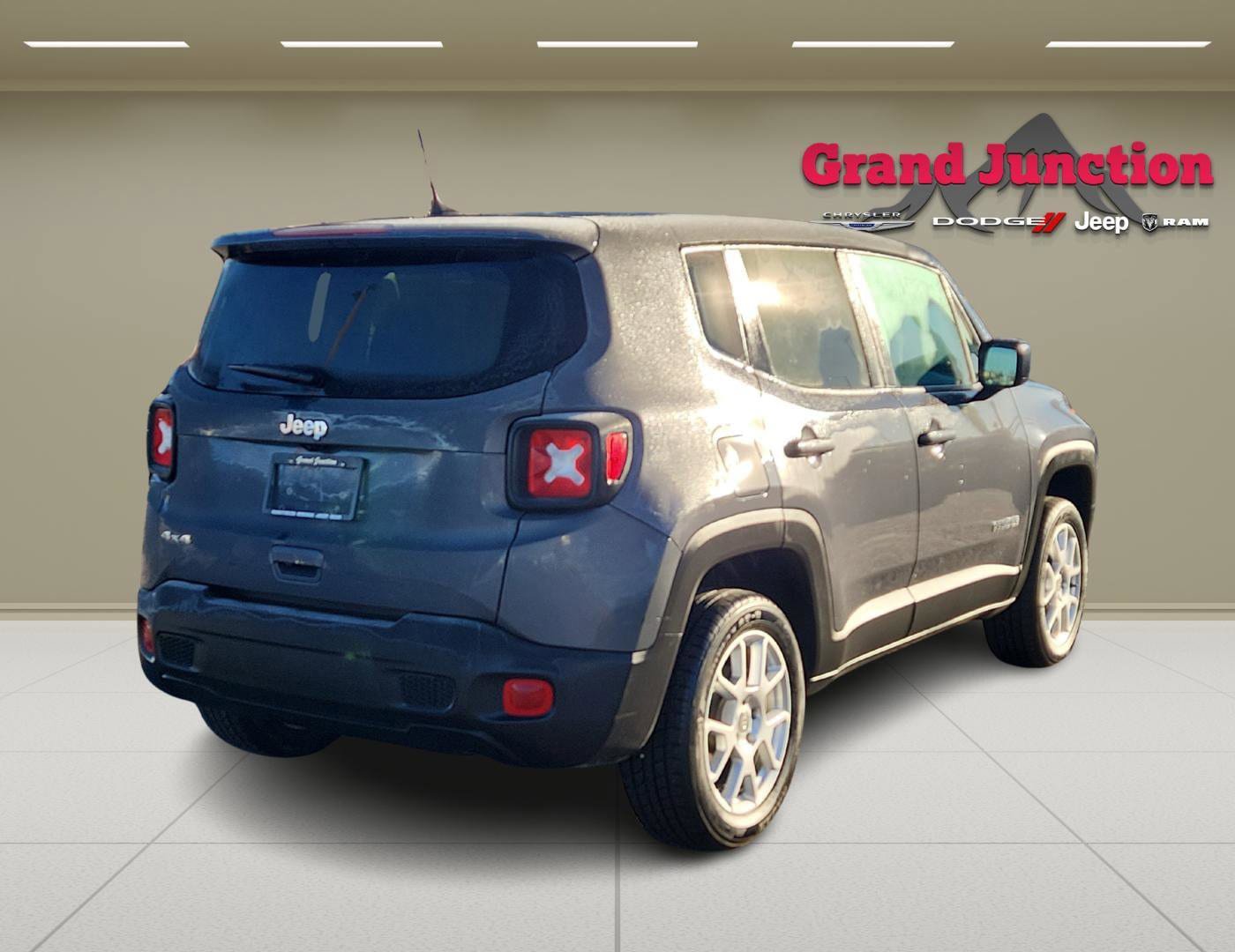 Used 2023 Jeep Renegade Latitude image 4