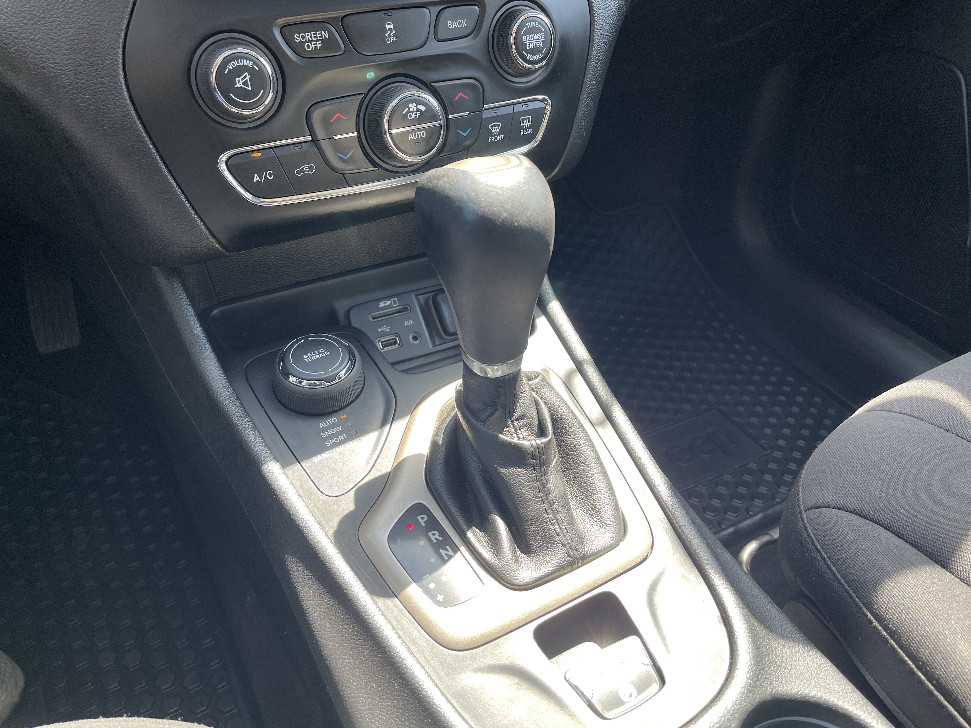 Used 2017 Jeep Cherokee Latitude AWD/4WD image 21