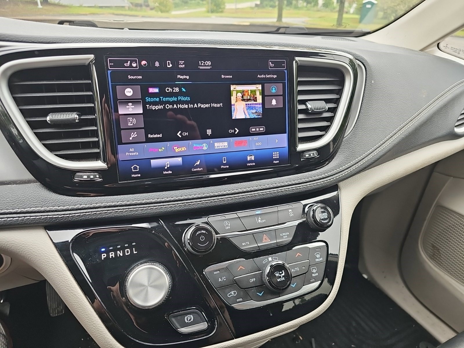 Used 2022 Chrysler Pacifica Touring-L FWD image 16