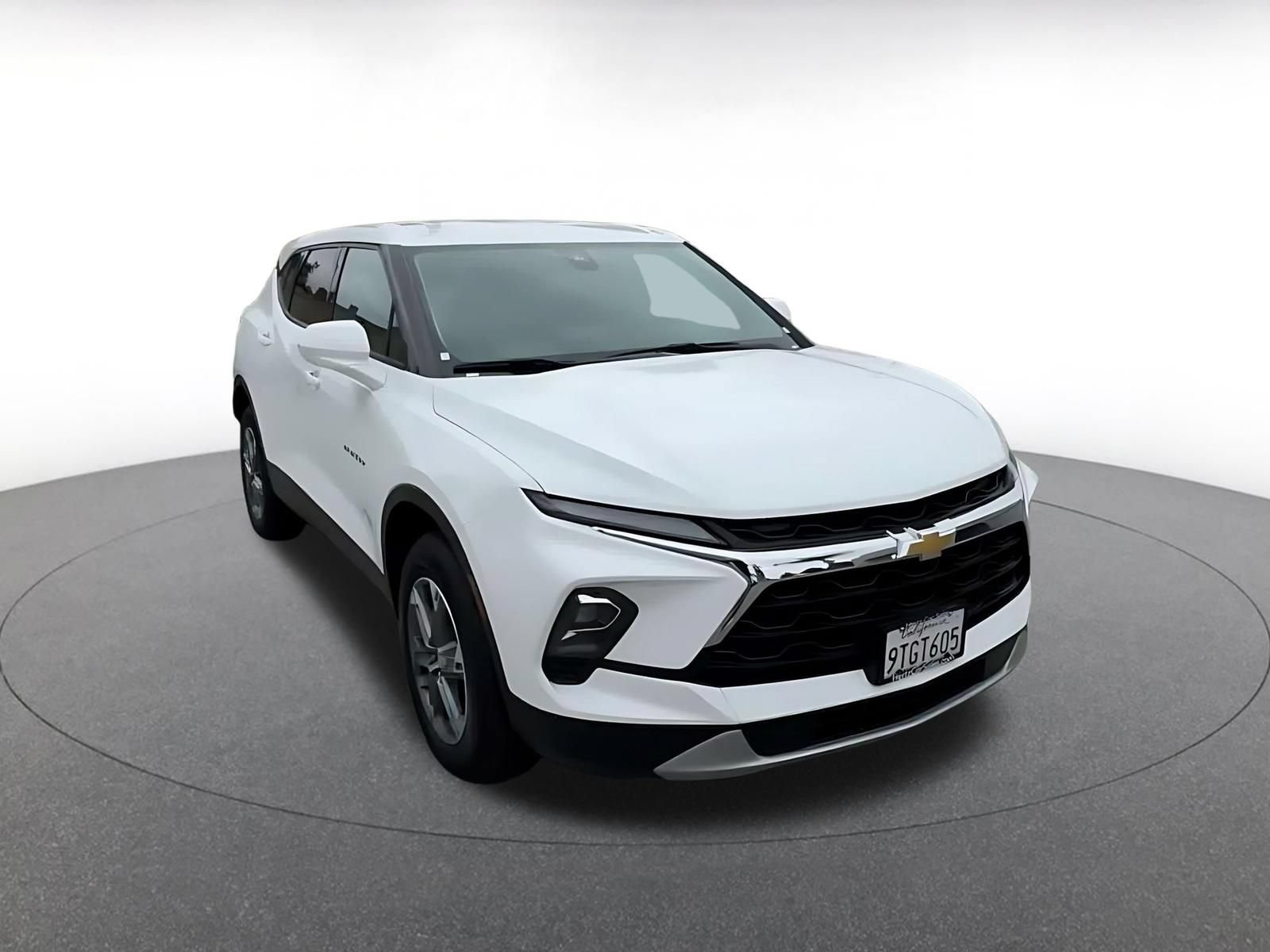 Used 2025 Chevrolet Blazer LT FWD image 3