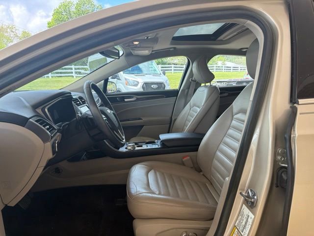 Used 2017 Ford Fusion SE w/ Fusion SE Technology Package FWD image 10