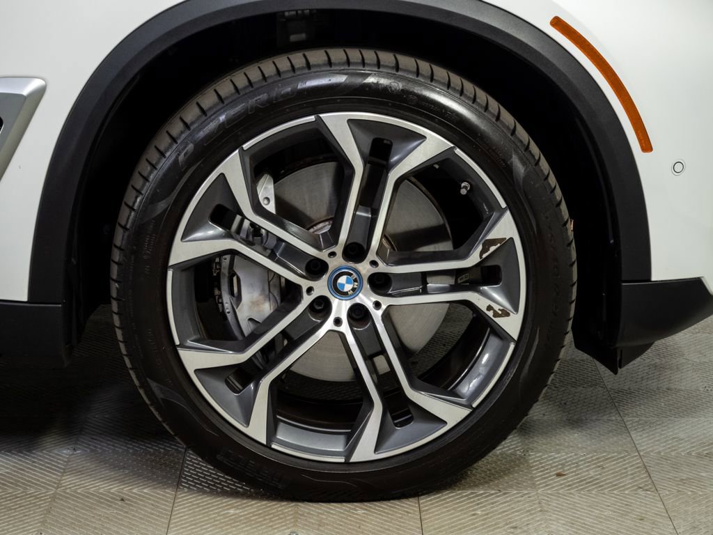 Used 2025 BMW X5 xDrive50e w/ Parking Assistance Package AWD/4WD image 36