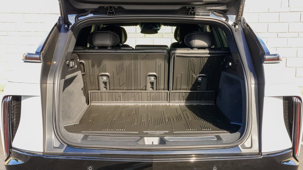 New 2026 Cadillac Lyriq Sport w/ LPO, Floor Liner Package AWD/4WD image 9