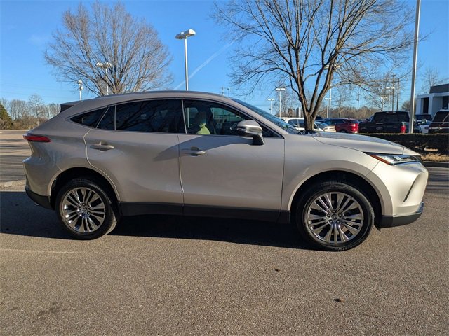 Used 2024 Toyota Venza XLE image 7