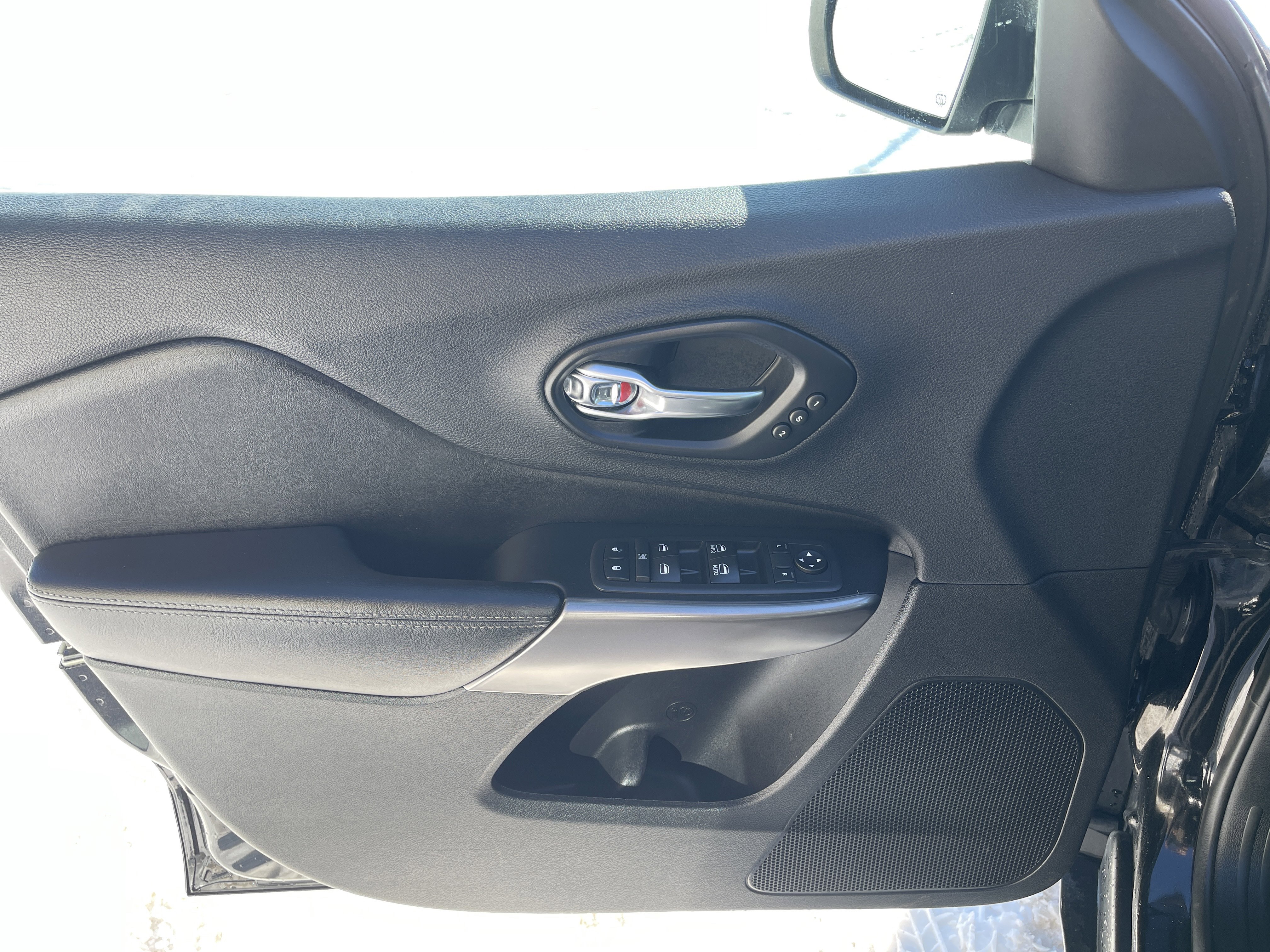 Used 2019 Jeep Cherokee Limited image 12