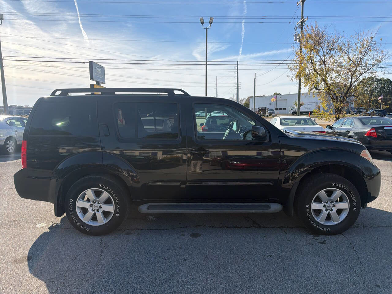Used 2010 Nissan Pathfinder SE image 5