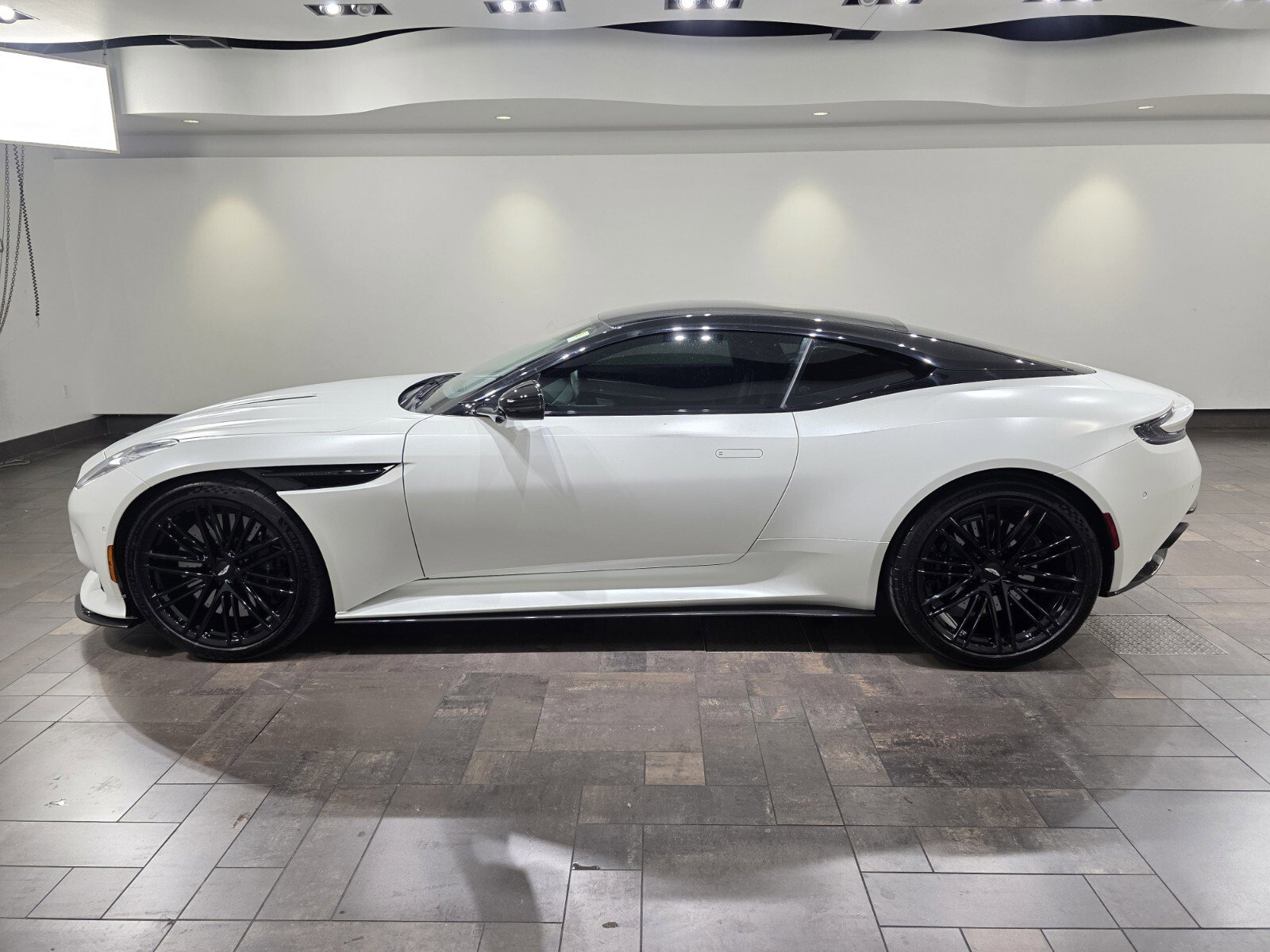 Used 2024 Aston Martin DB12 Coupe RWD image 23