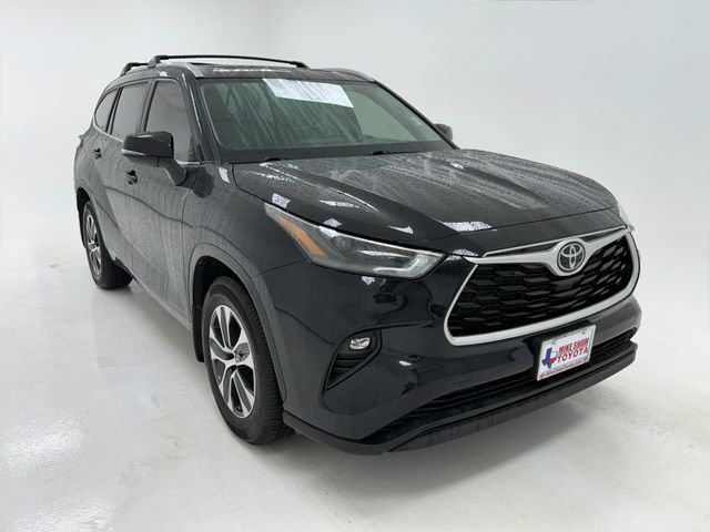 Used 2023 Toyota Highlander XLE FWD image 2