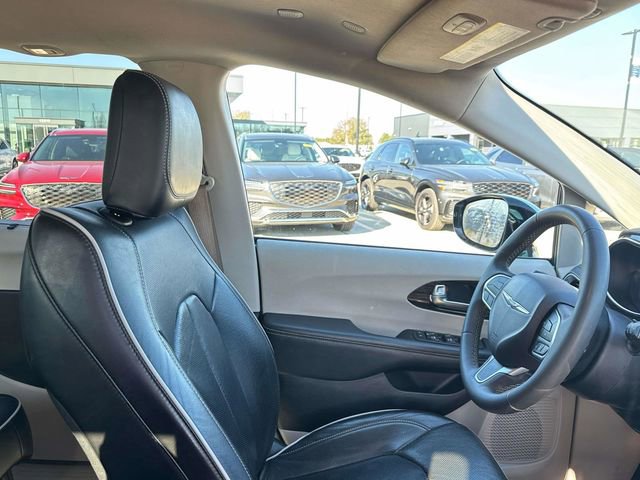 Used 2023 Chrysler Pacifica Limited image 18