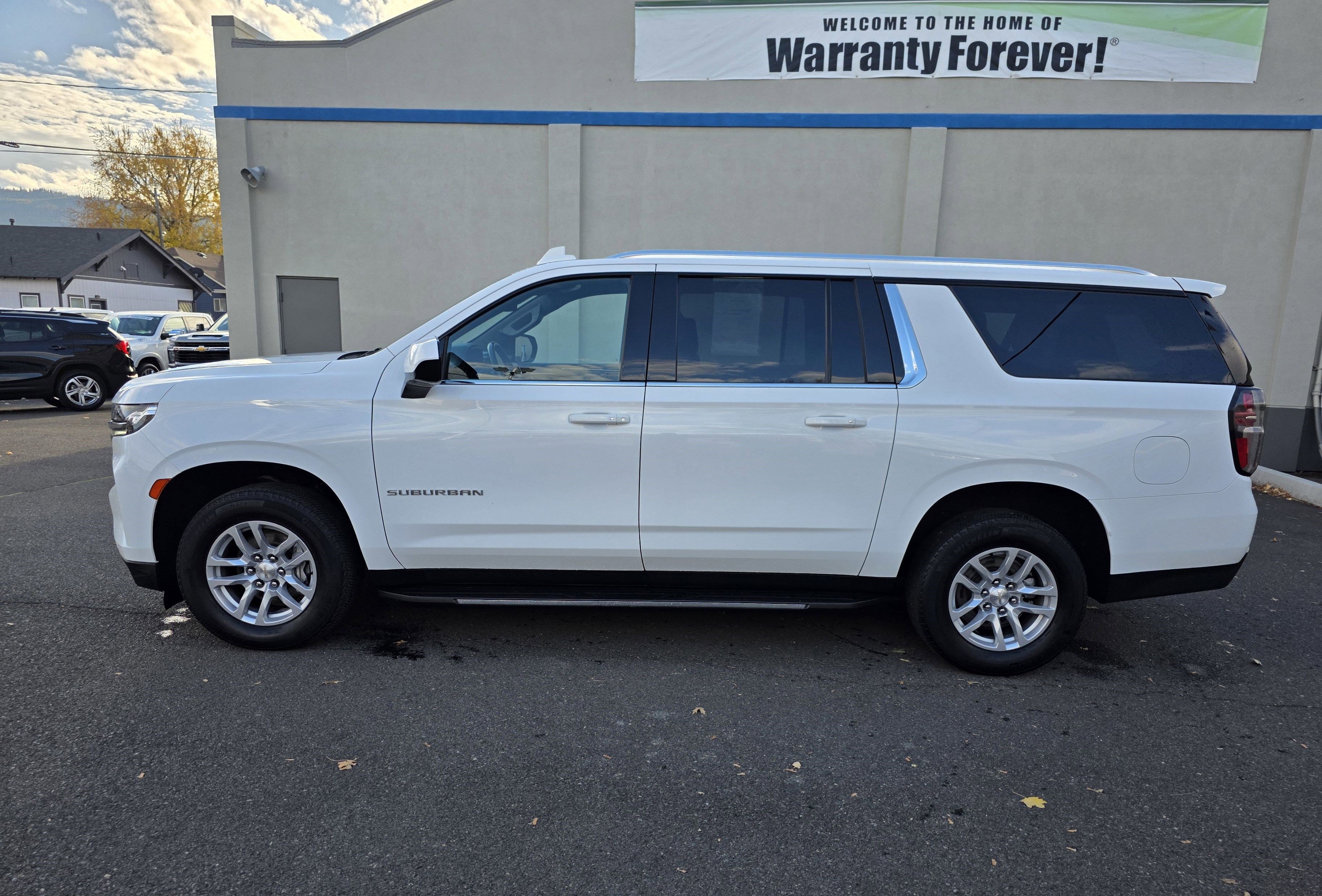 Used 2023 Chevrolet Suburban LT image 5