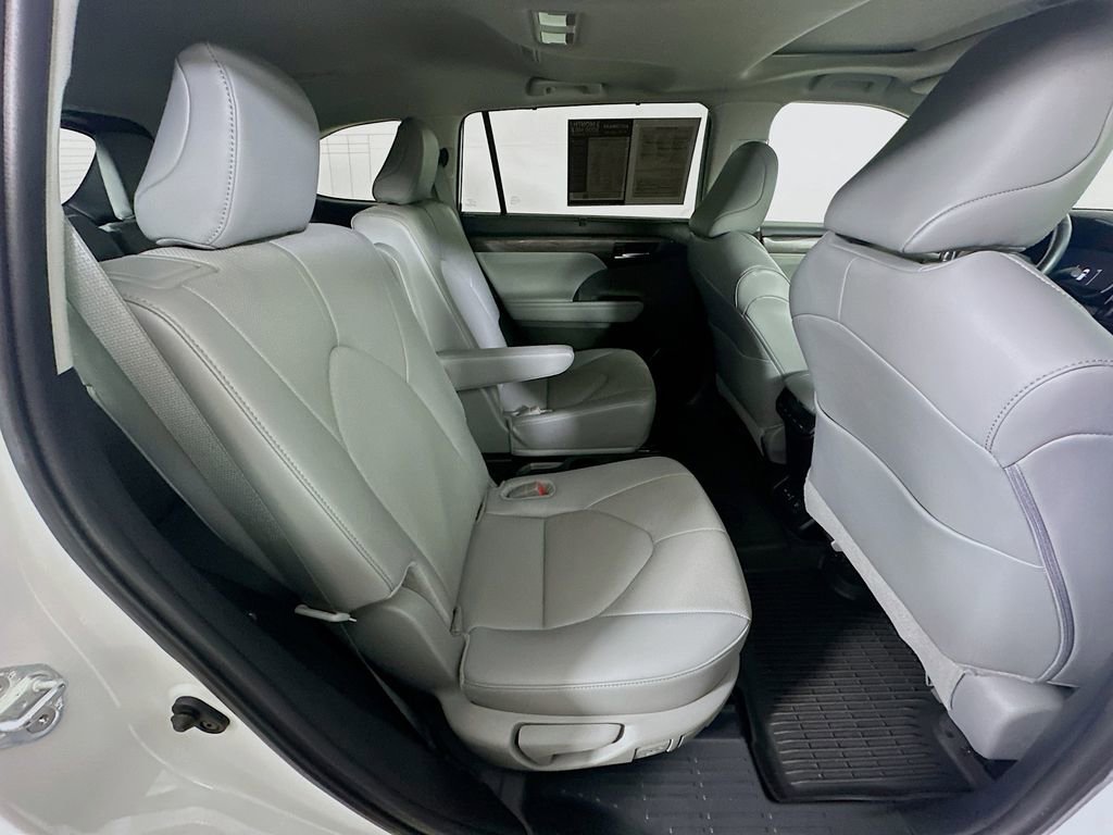 Used 2024 Toyota Highlander Limited image 11