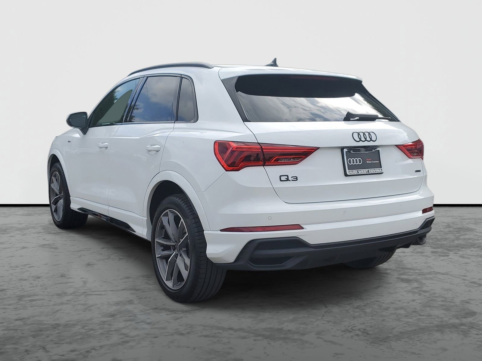 Used 2025 Audi Q3 2.0T Premium w/ Convenience Package AWD/4WD image 3