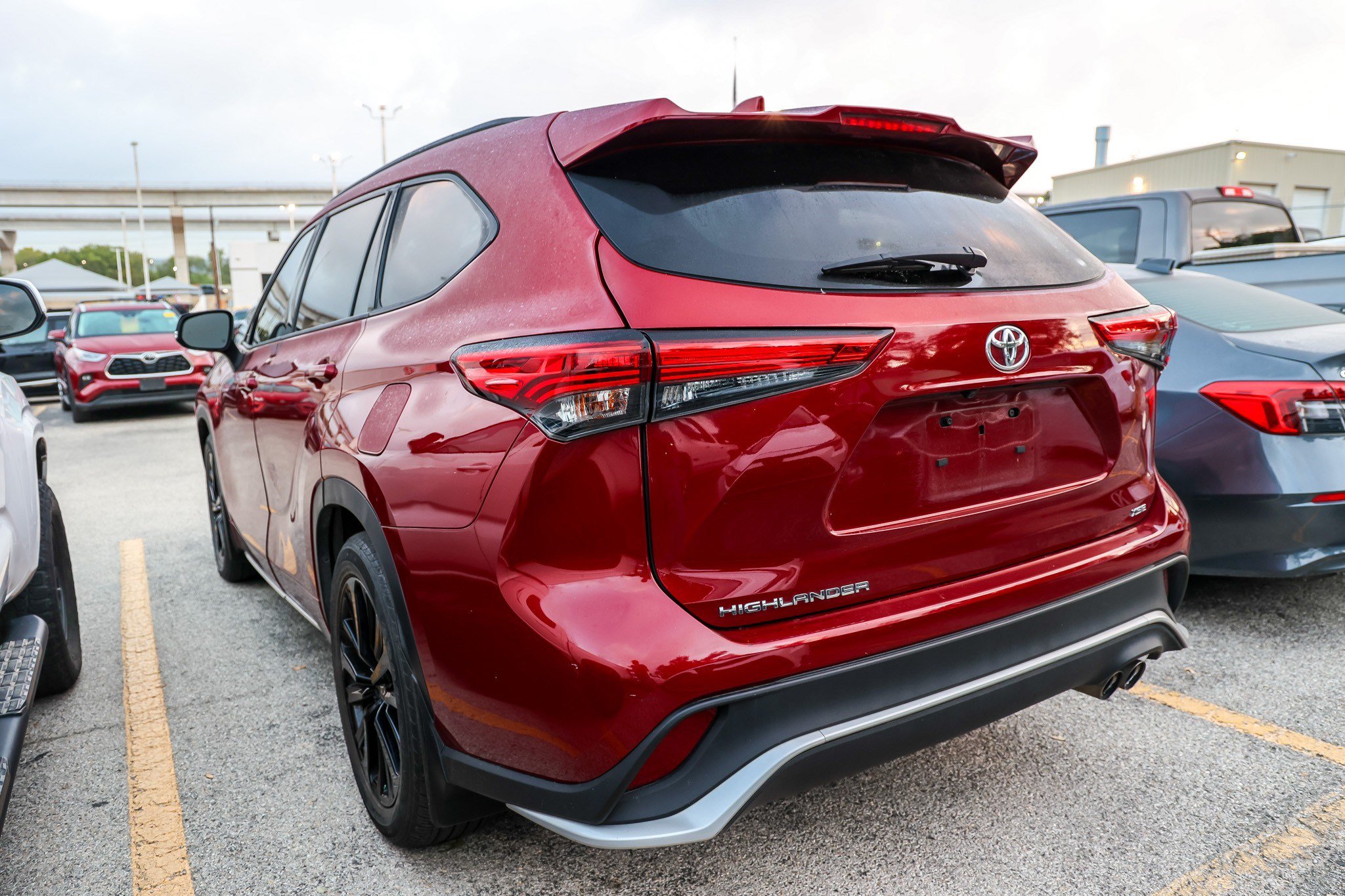 Used 2023 Toyota Highlander XSE FWD image 6