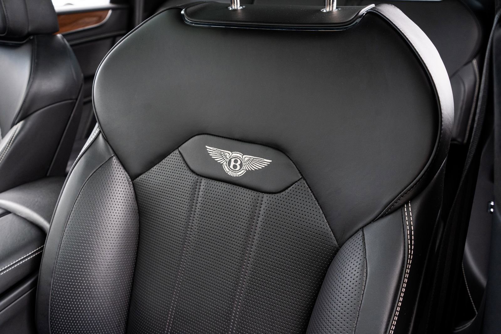 Used 2023 Bentley Bentayga image 29