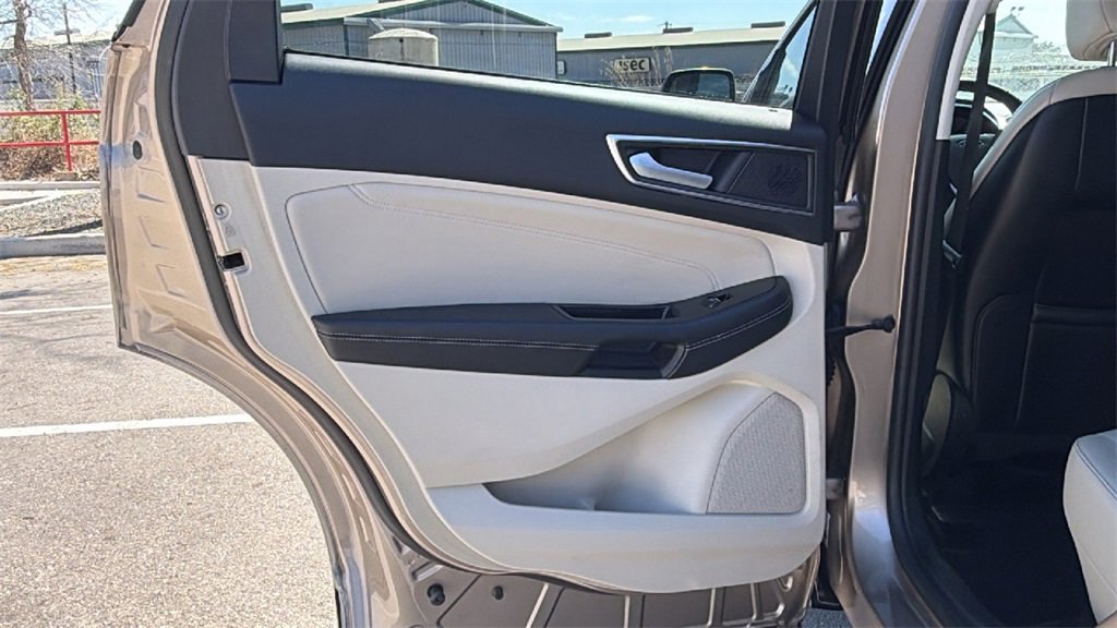 Used 2020 Ford Edge Titanium image 35