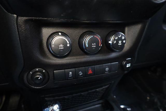 Used 2018 Jeep Wrangler Unlimited Rubicon w/ Connectivity Group AWD/4WD image 21