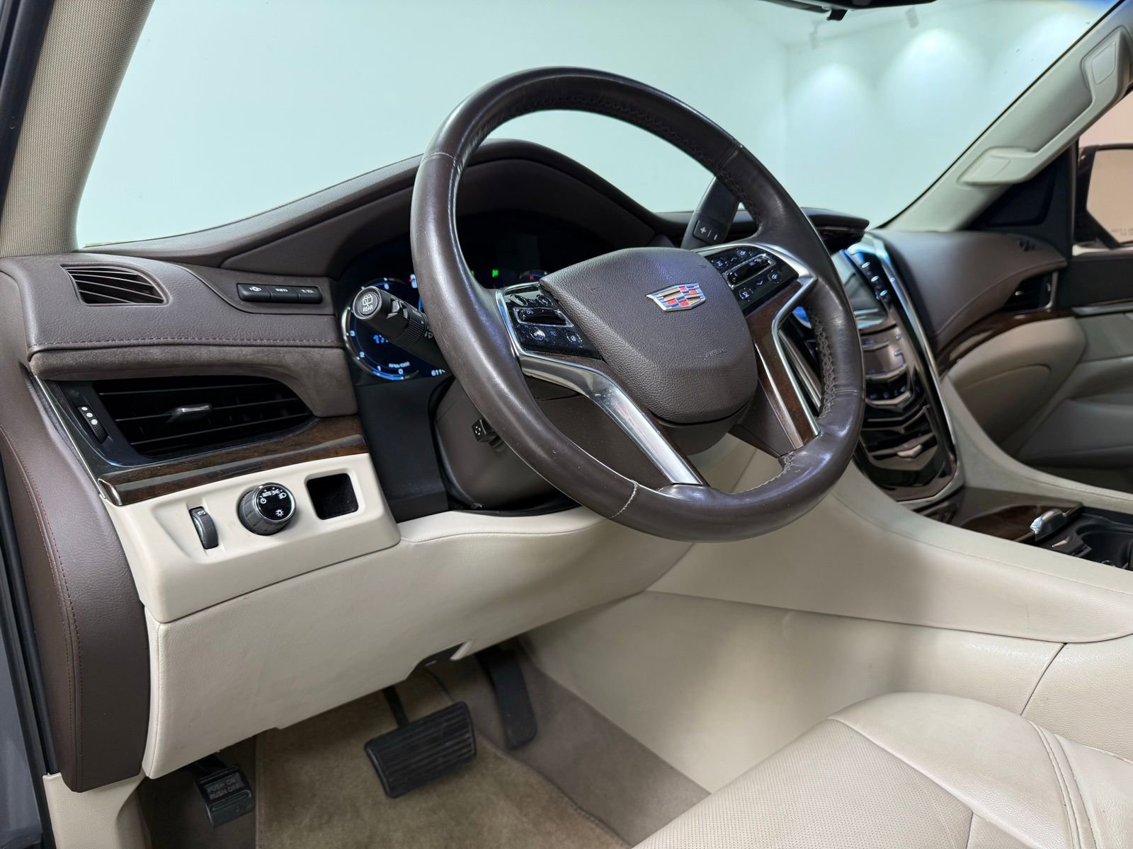 Used 2017 Cadillac Escalade Luxury image 15