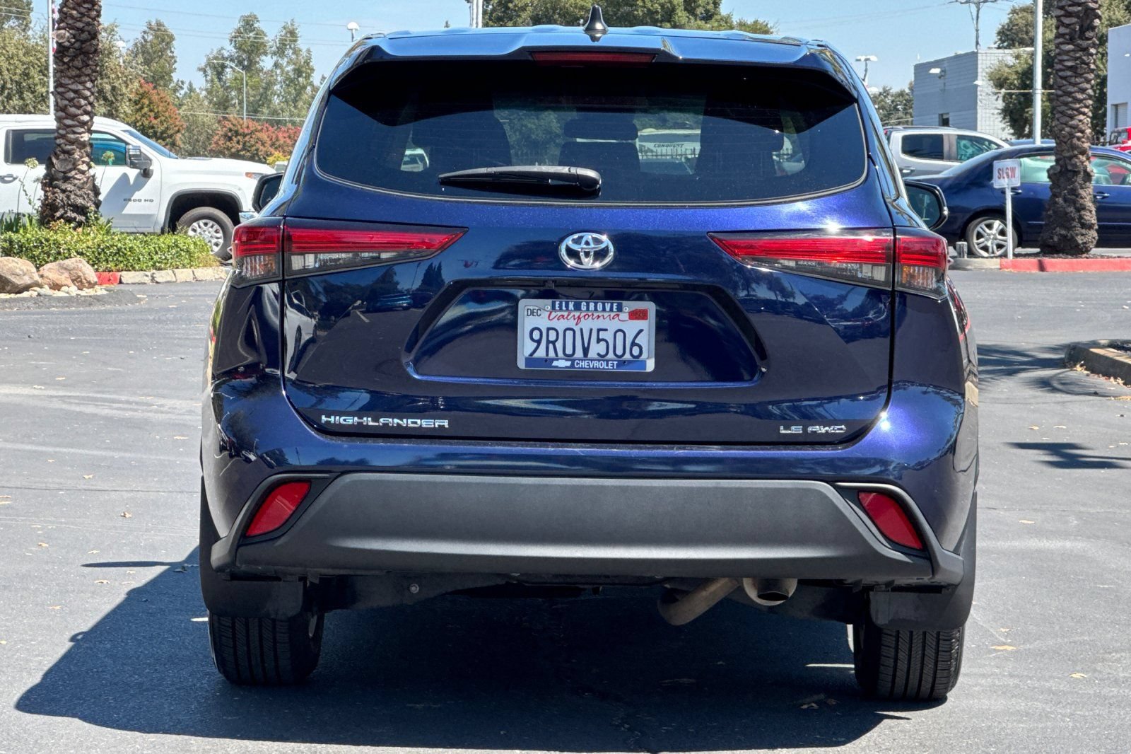Used 2023 Toyota Highlander LE AWD/4WD image 4