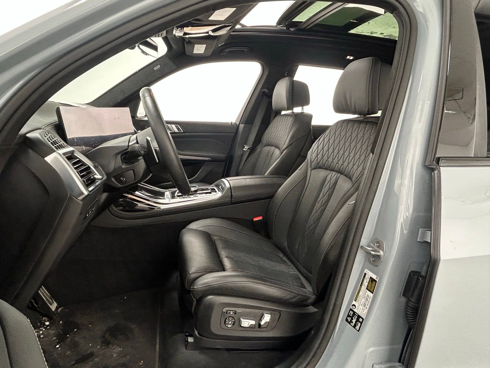 Used 2025 BMW X7 M60i w/ Executive Package image 28