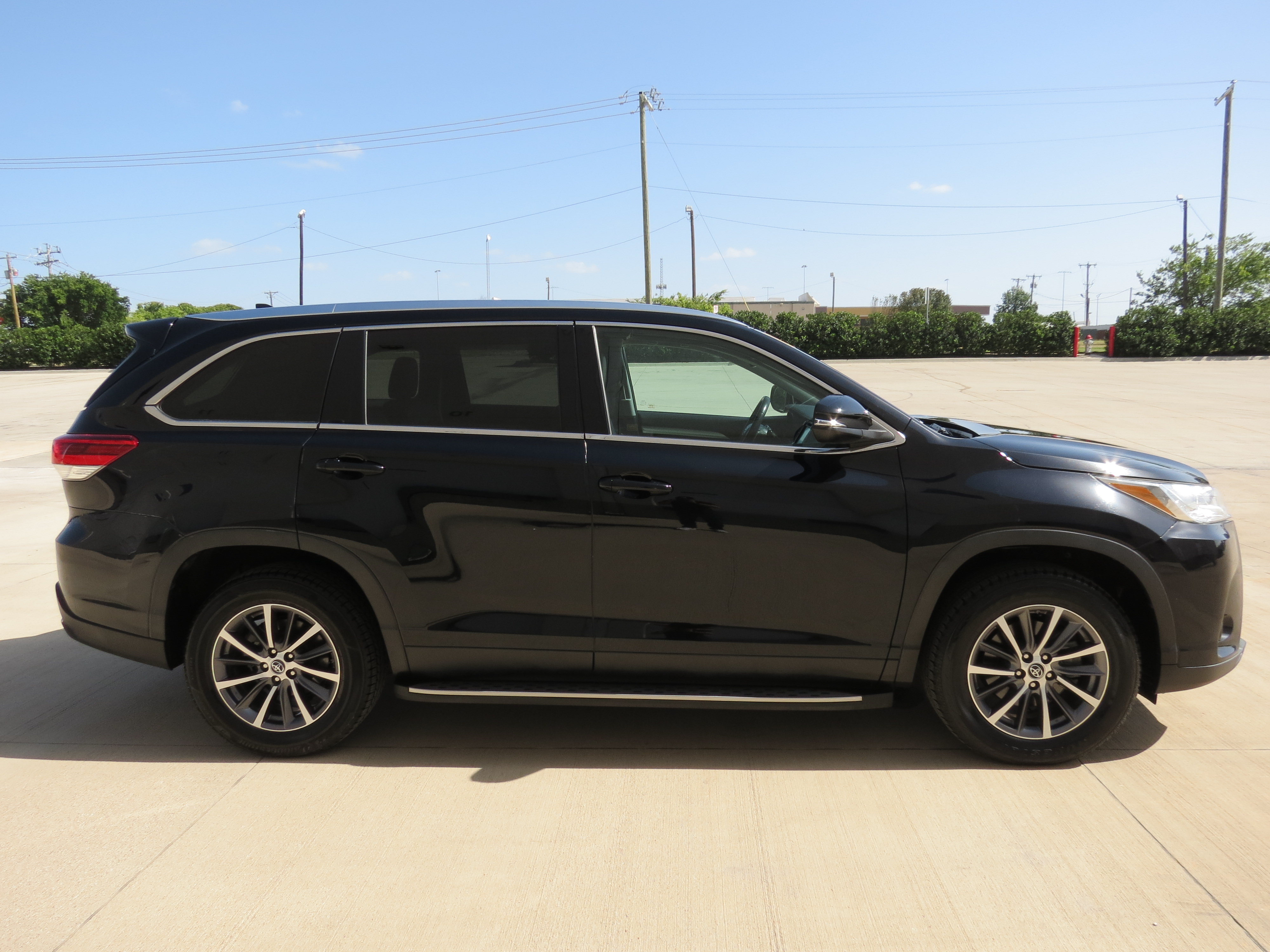 Used 2019 Toyota Highlander XLE FWD image 5