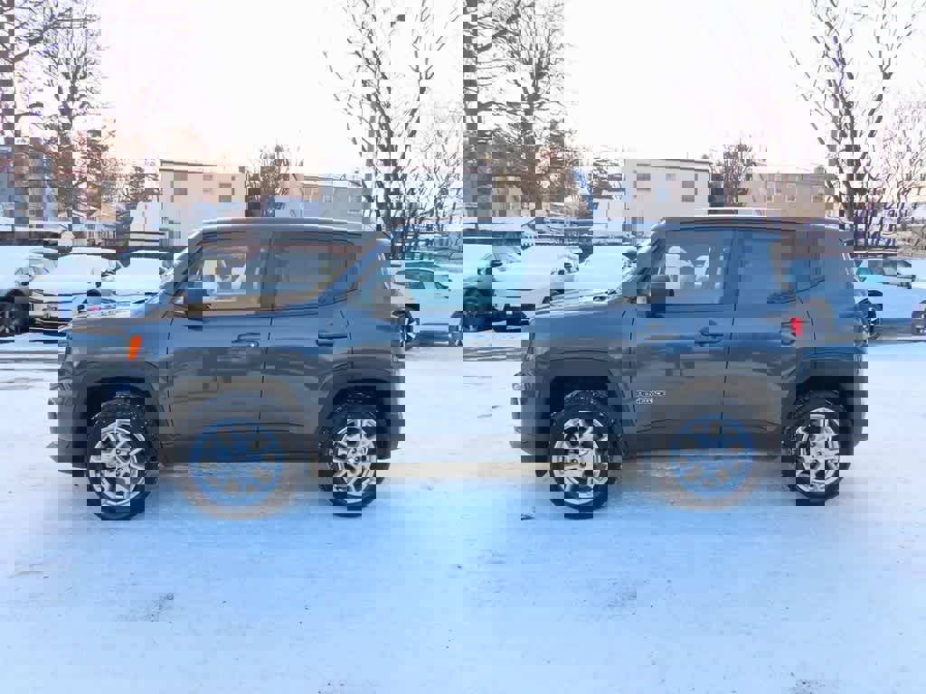 Used 2023 Jeep Renegade Latitude image 3