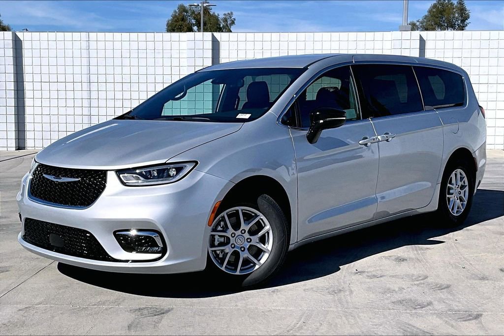 New 2026 Chrysler Pacifica Select image 2