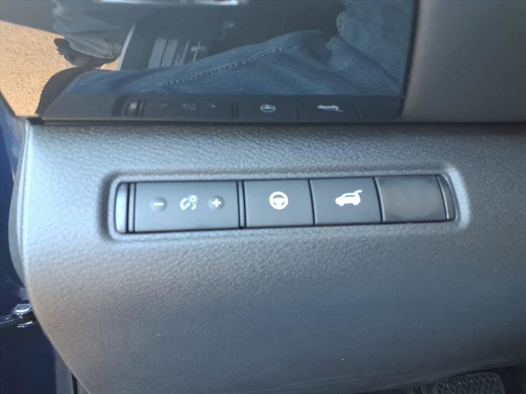 New 2025 Nissan Pathfinder SV image 18