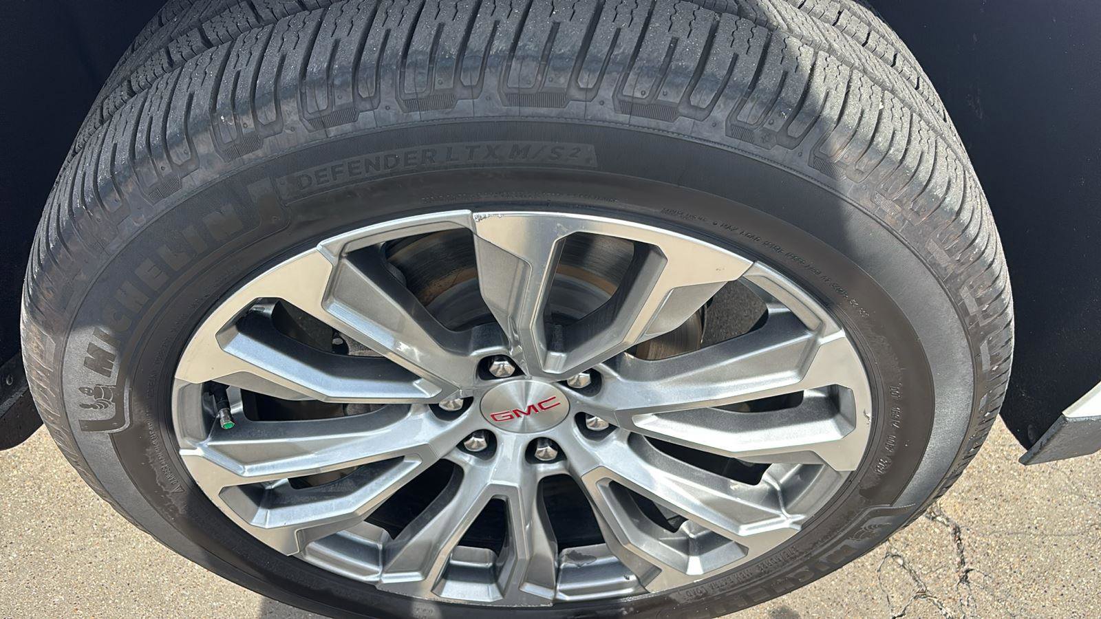 Used 2023 GMC Yukon XL Denali image 9