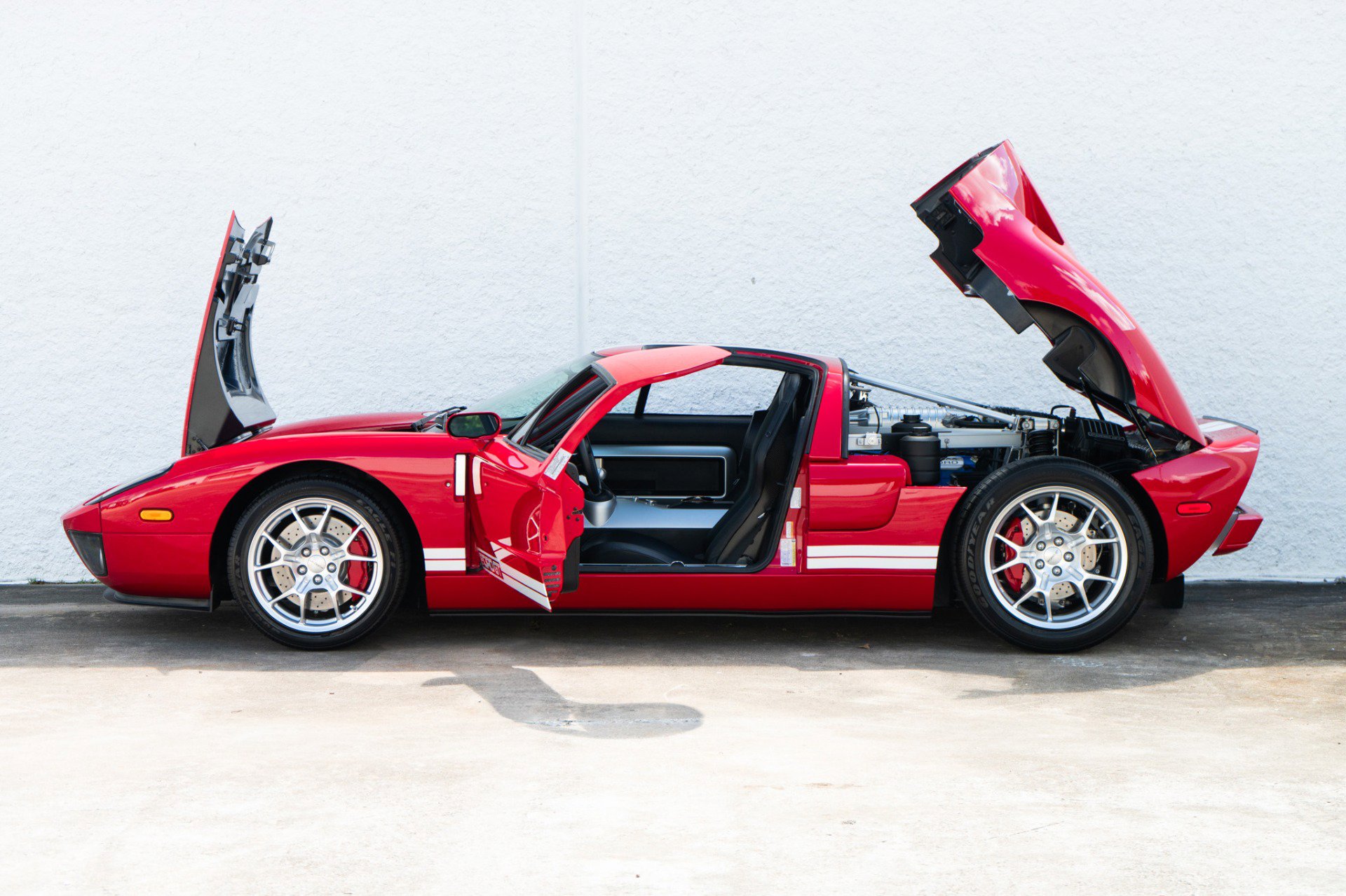 Used 2005 Ford GT RWD image 2