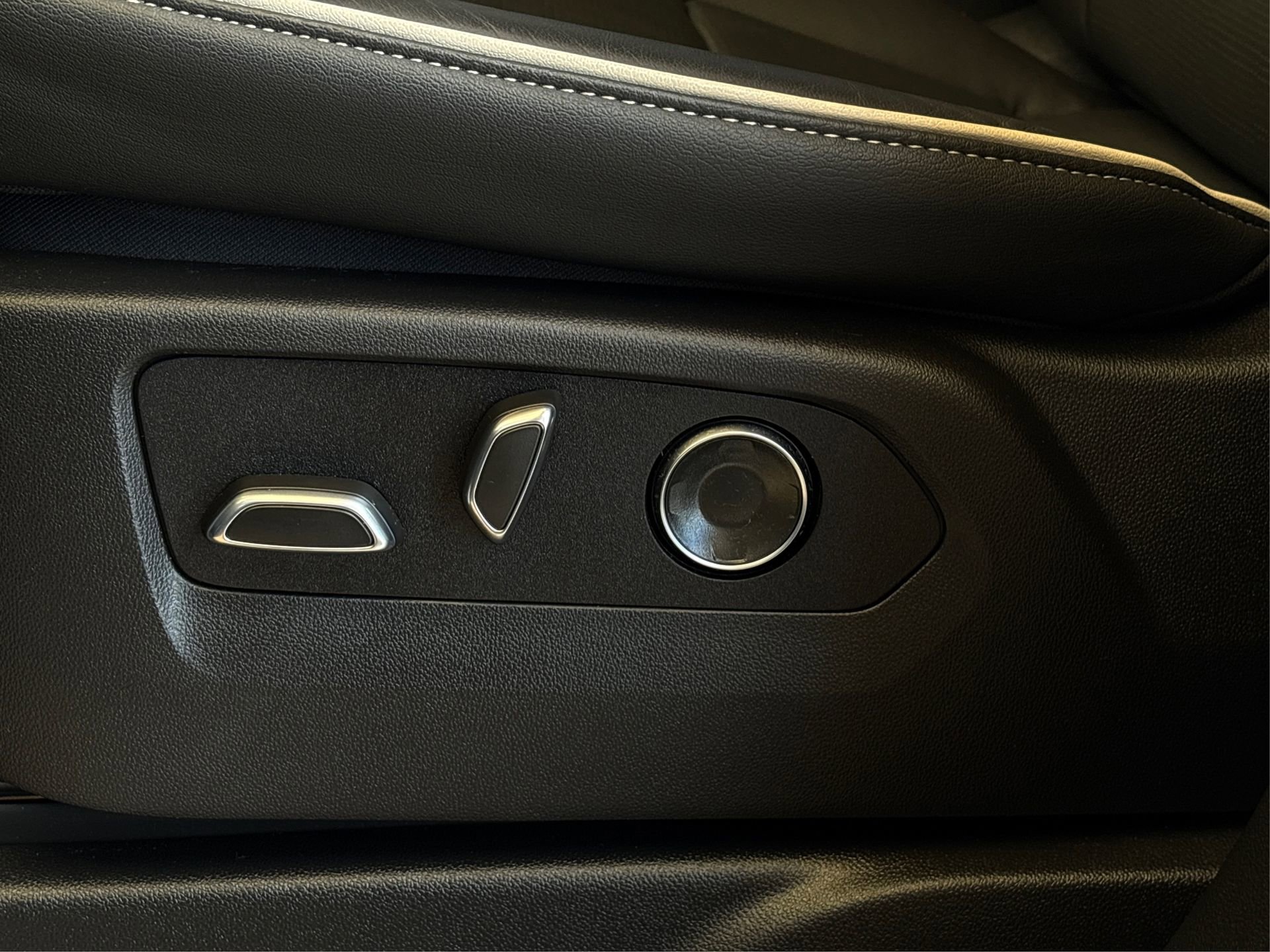 Used 2026 Cadillac Escalade Sport w/ LPO, ONYX Package image 35