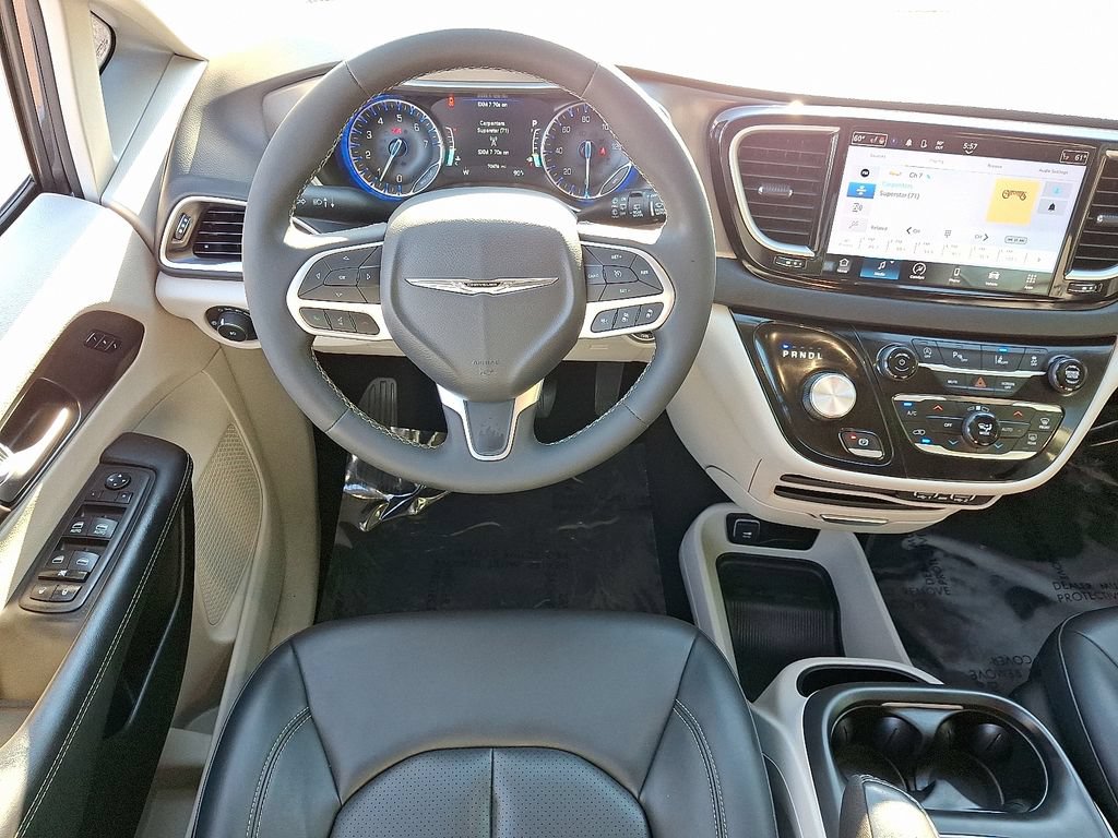 Used 2023 Chrysler Pacifica Touring-L FWD image 12