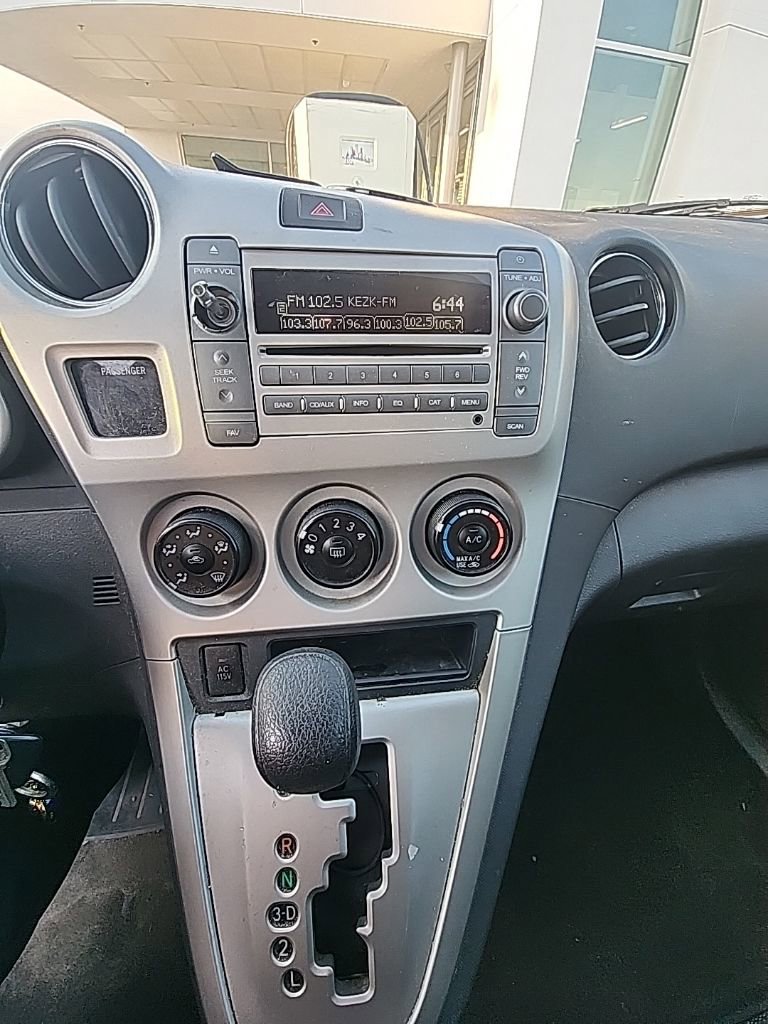 Used 2010 Pontiac Vibe w/ Preferred Package FWD image 12