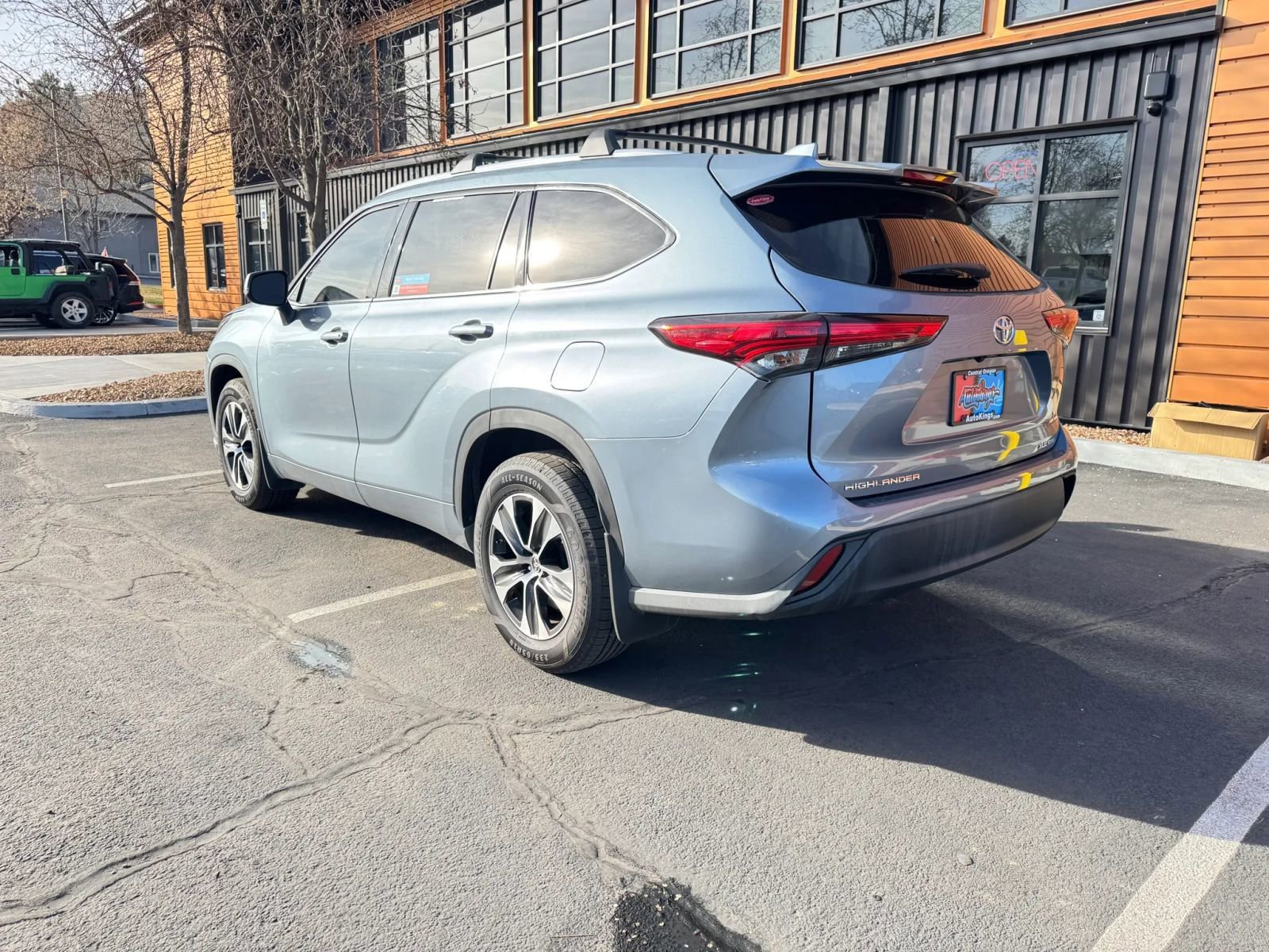 Used 2020 Toyota Highlander XLE AWD/4WD image 3