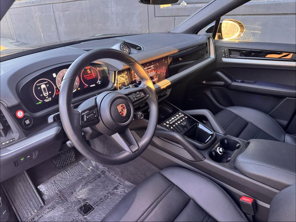 Certified 2025 Porsche Cayenne Coupe image 4
