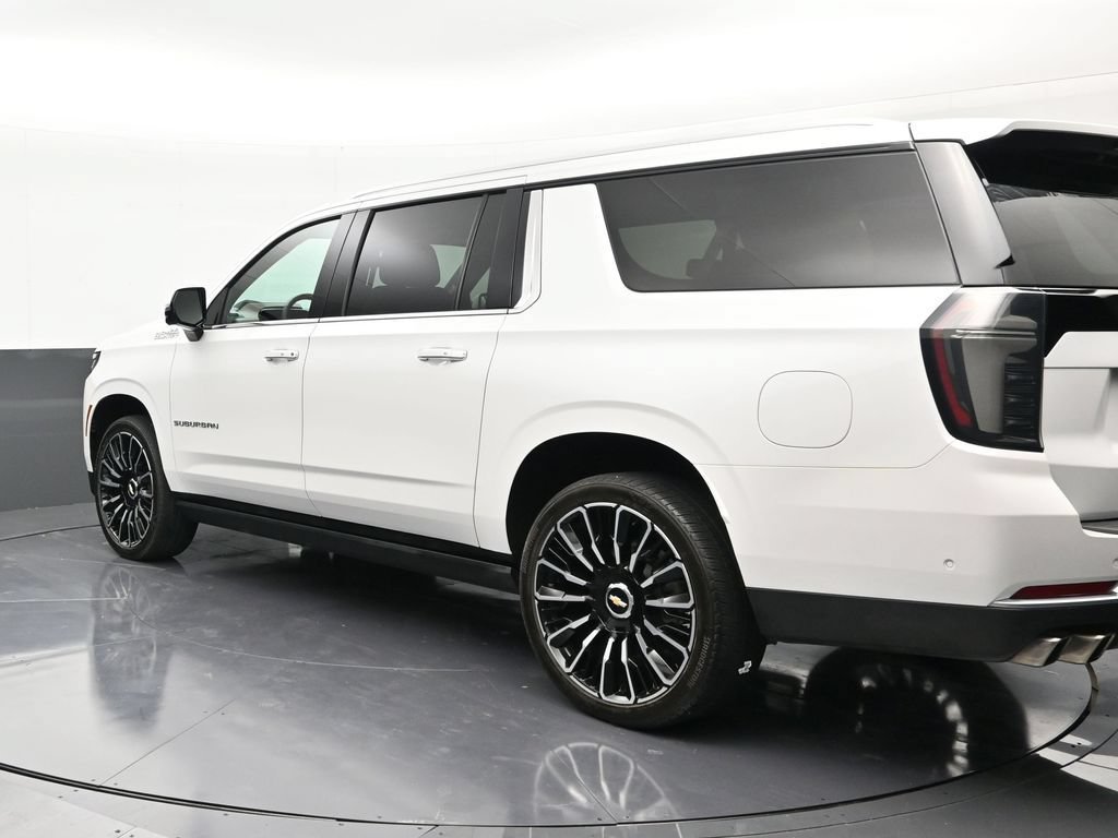 Used 2025 Chevrolet Suburban High Country AWD/4WD image 3