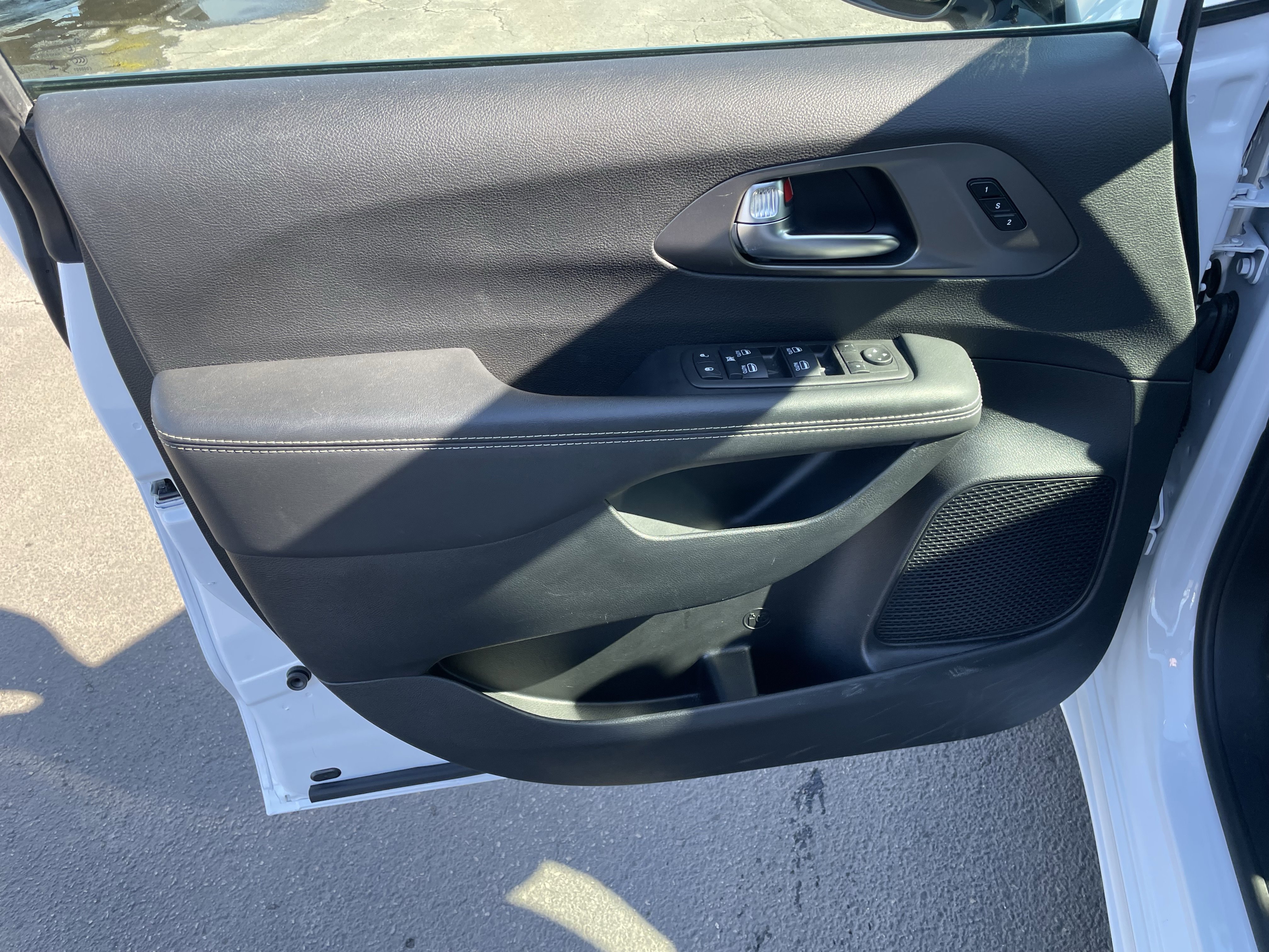 Used 2025 Chrysler Pacifica Select image 11