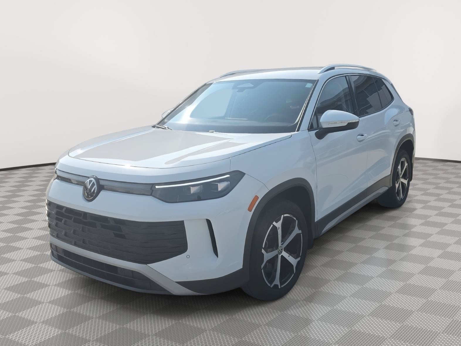Certified 2025 Volkswagen Tiguan SE AWD/4WD image 3