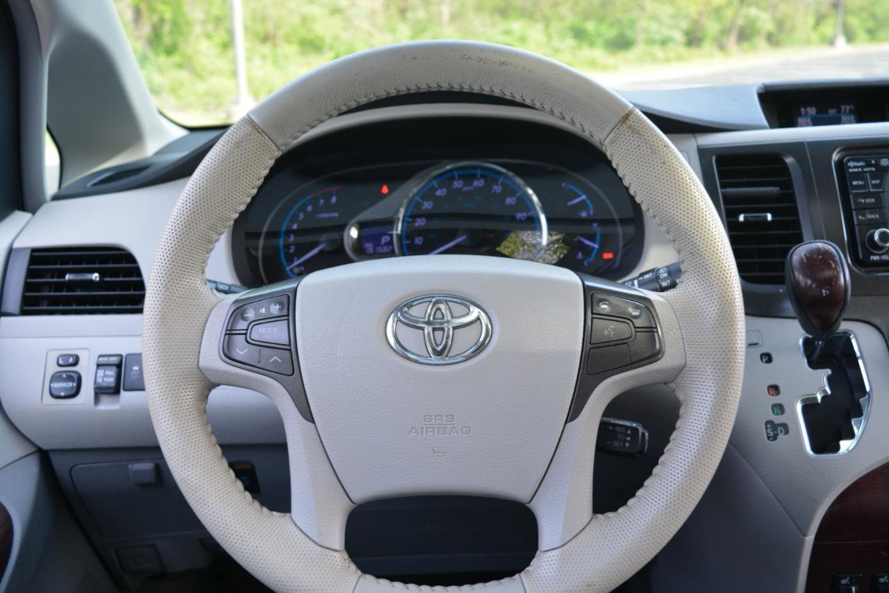 Used 2014 Toyota Sienna XLE w/ Entertainment Package image 26