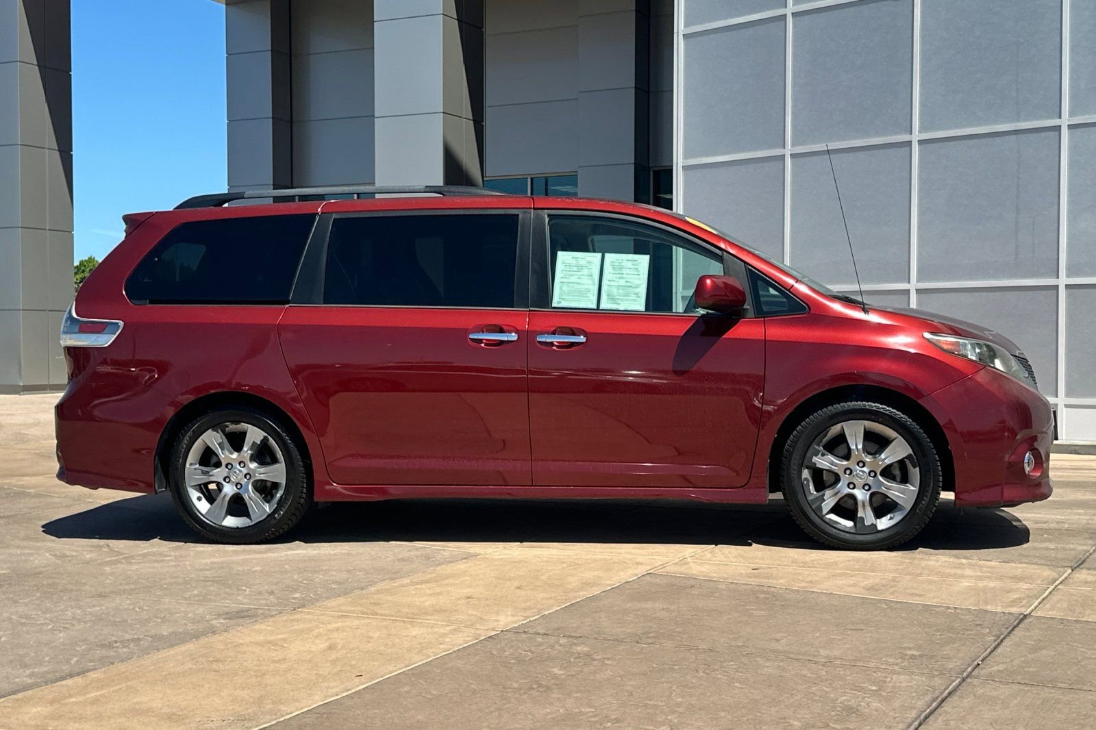 Used 2014 Toyota Sienna SE FWD image 3